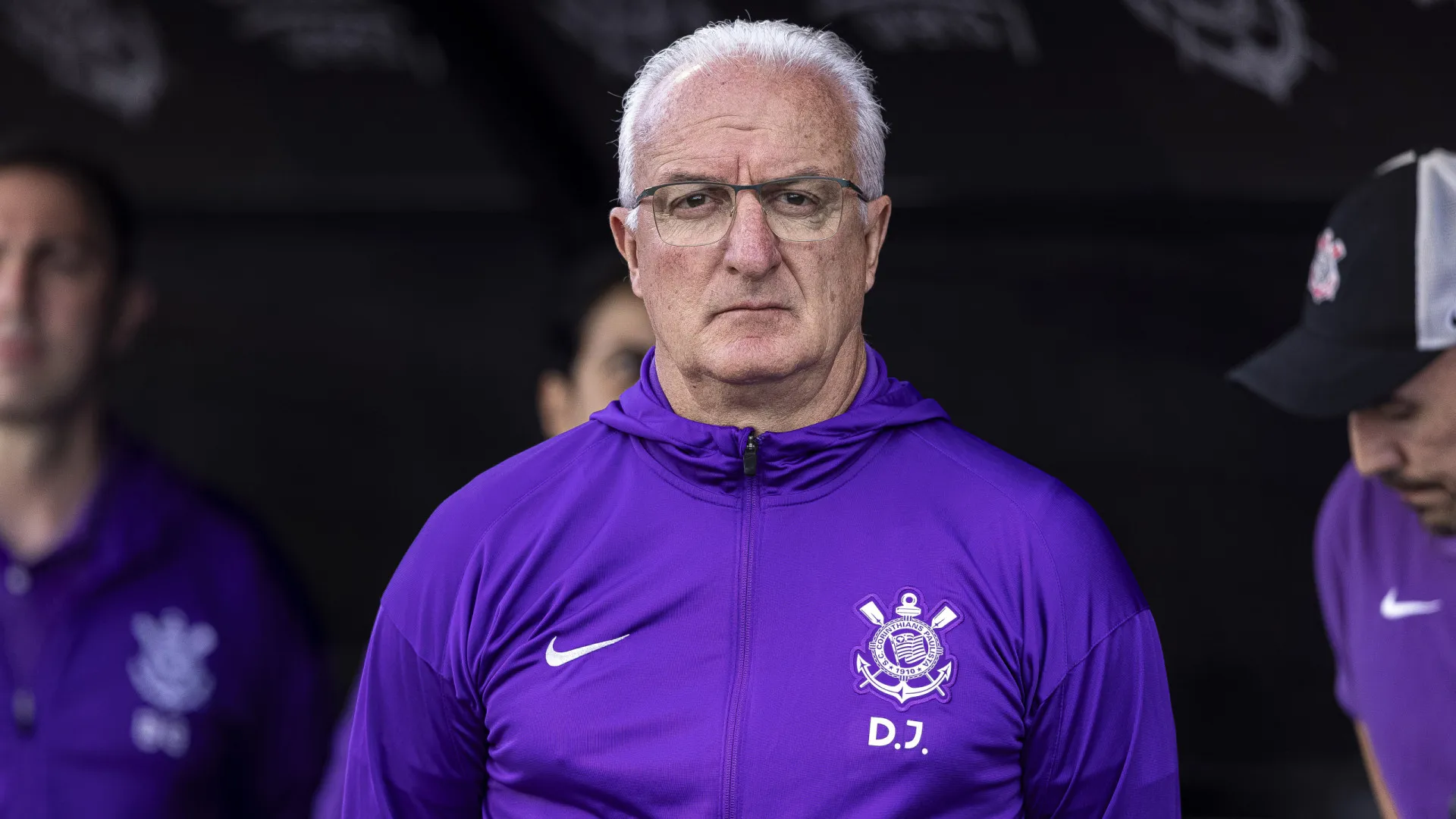 Dorival revela estratégia com Memphis Depay, esfria retorno de Hugo Souza e exalta campanha do Corinthians